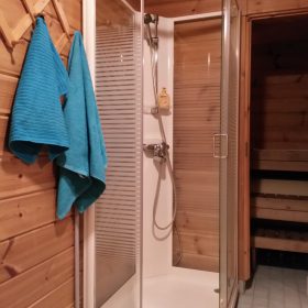 Villa Hennan suihkutila ja sauna