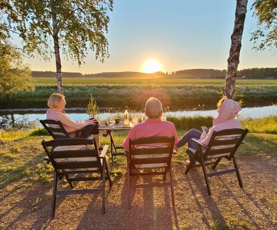 Juhannusta viettämässä ilta-auringossa