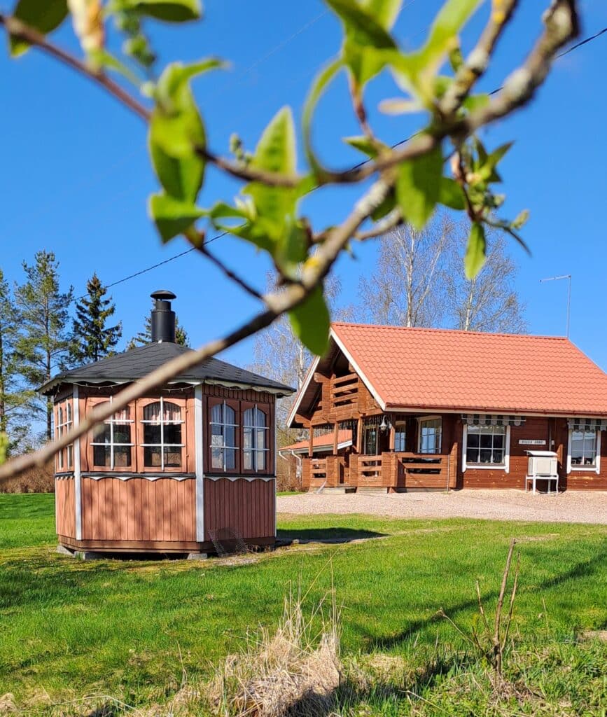 Lomamökki Villa Anne ja grillimökki keväisenä aurinkoisena päivänä